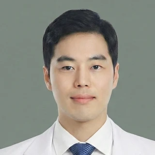 Jaeyoung Ko, M.D., founder of Vivledia, in a white coat